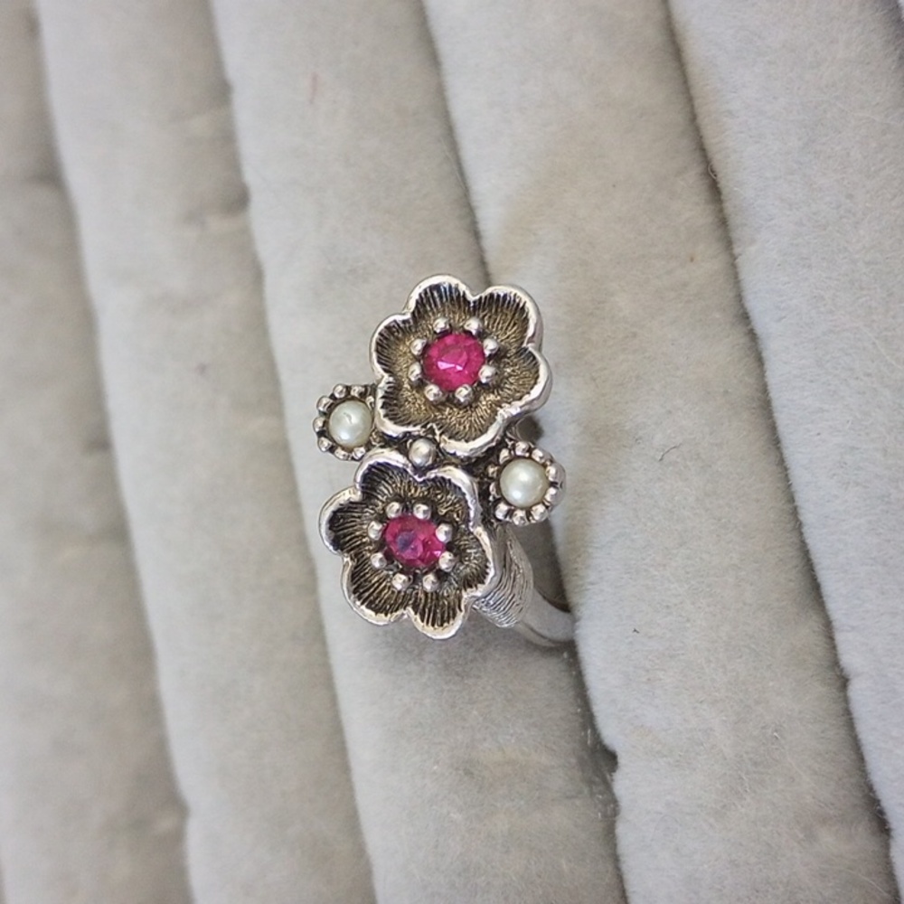 Avon Vintage Silvertone Floral Pink Rhinestone grey faux pearl adjustable Ring